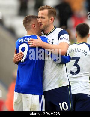 Jamie Vardy di Leicester City (a sinistra) e Harry Kane di Tottenham Hotspur dopo la partita della Premier League al King Power Stadium di Leicester. Data immagine: Domenica 23 maggio 2021. Foto Stock