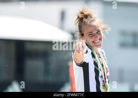 Vinovo, Italia. 23 maggio 2021. Aurora Galli celebra il Trofeo Scudetto per celebrare la vittoria del campionato Serie A 2020-2021 dopo l'ultima partita di calcio femminile della Serie a italiana tra Juventus FC e Inter Milan. Gli stadi sportivi di tutta Italia restano soggetti a rigorose restrizioni a causa del Coronavirus Pandemic, in quanto le leggi governative in materia di distanziamento sociale vietano i tifosi all'interno dei locali, con conseguente gioco a porte chiuse. Juventus ha vinto 4-0 su Inter Milan. (Foto di Alberto Gandolfo/Pacific Press) Credit: Pacific Press Media Production Corp./Alamy Live News Foto Stock