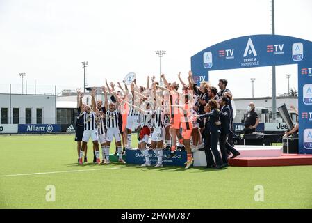 Vinovo, Italia. 23 maggio 2021. Juventus Women alza il Trofeo Scudetto per celebrare la vittoria del campionato Serie A 2020-2021 dopo l'ultima partita di calcio femminile della Serie a italiana tra Juventus FC e Inter Milan. Gli stadi sportivi di tutta Italia restano soggetti a rigorose restrizioni a causa del Coronavirus Pandemic, in quanto le leggi governative in materia di distanziamento sociale vietano i tifosi all'interno dei locali, con conseguente gioco a porte chiuse. Juventus ha vinto 4-0 su Inter Milan. (Foto di Alberto Gandolfo/Pacific Press) Credit: Pacific Press Media Production Corp./Alamy Live News Foto Stock