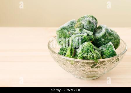 Ciotola di spinaci surgelati. Cibo sano Foto Stock