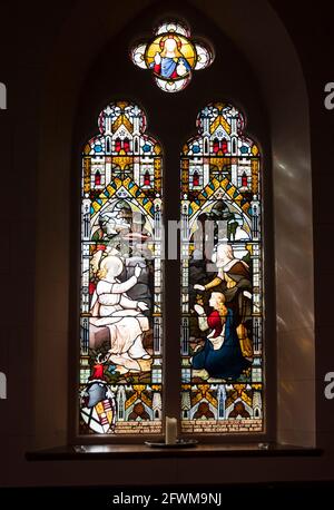 Vetrate colorate nella chiesa parrocchiale di Luss, Loch Lomond, Scozia Foto Stock