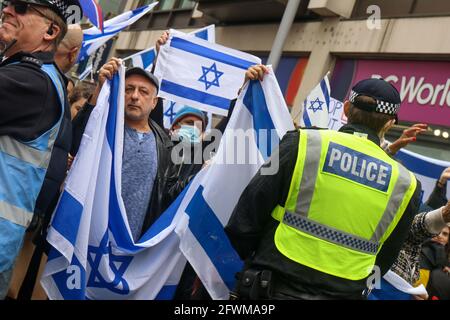 Londra, Regno Unito. 11 Maggio 2021. LONDRA, REGNO UNITO. 23 MAGGIO. Pro Israel dimostration al di fuori dell'ambasciata israeliana a Londra domenica 23 maggio 2021 (Credit: Lucy North | MI News) Credit: MI News & Sport /Alamy Live News Credit: MI News & Sport /Alamy Live News Foto Stock