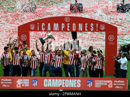 Madrid, Spagna. 23 maggio 2021. I giocatori dell'Atletico Madrid festeggiano allo stadio Wanda Metropolitano di Madrid, Spagna, domenica 23 maggio 2021. L'Atletico Madrid è sopravvissuto a un drammatico round finale per aggiudicarsi il suo primo titolo di campionato spagnolo dal 2014 con una vittoria di 2-1 a Valladolid il sabato. Credit: STAMPA CORDON/Alamy Live News Foto Stock