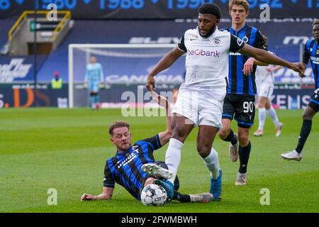 BRUGGE, BELGIO - MAGGIO 23: Mats RITS del Club Brugge affronta per la posizione con Mark McKenzie del KRC Genk durante la partita di jupiler pro League tra Club Brugge e KRC Genk a Jan Breydelstadion il 23 maggio 2021 a Brugge, Belgio (Foto di Jeroen Meuwsen/Orange Pictures) Foto Stock