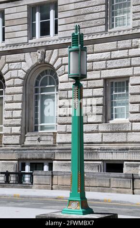 Luce art deco all'edificio Georges Dock di Liverpool Foto Stock