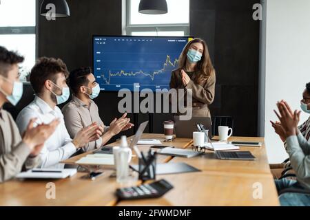 Colleghi che si riunano in sala riunioni, donna d'affari che parla Foto Stock