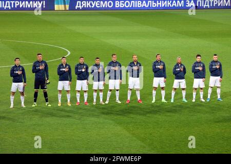 KHARKIV, UCRAINA - 23 MAGGIO 2021 - i giocatori dell'Ucraina sono visti sul campo prima di un amichevole incontro contro il Bahrain al Metalist Stadium Regional Sports Complex, Kharkiv, Ucraina nordorientale. Credit: Ukrinform/Alamy Live News Foto Stock