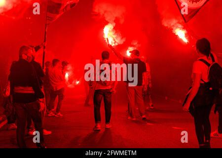 Bologna, Italia. 23 maggio 2021. I tifosi del Bologna FC salutano la squadra con svasature, sciarpe e bandiere prima della serie A ultimo match della stagione 2020-21 dalla collina alle spalle dello stadio Renato Dall'Ara. Credit: Massimiliano Donati/Alamy Live News Foto Stock