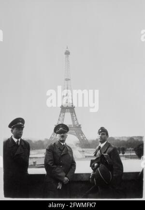 Seconda guerra mondiale Adolf Hitler della seconda guerra mondiale a Parigi con la Torre Eiffel sullo sfondo, giugno 1940 occupazione tedesca Foto Stock