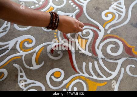 Hamtramck, Michigan - Boisali Biswas dimostra l'arte di Alpona, pittura effimera del pavimento che è praticata nel Bengala occidentale in India e a Bangla Foto Stock