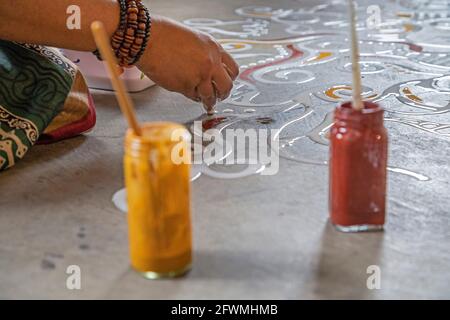 Hamtramck, Michigan - Boisali Biswas dimostra l'arte di Alpona, pittura effimera del pavimento che è praticata nel Bengala occidentale in India e a Bangla Foto Stock