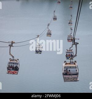 Vista delle gondole sull'acqua sulla funivia Ngong Ping 360 Skyrail sull'isola di Lantau, Hong Kong, RPC Foto Stock