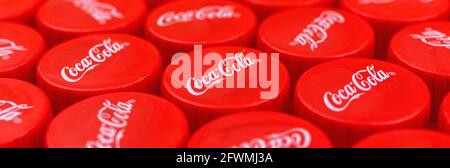 Kharkov, Ucraina - 16 maggio 2021: Coca Cola tappi di plastica logo banner primo piano foto Foto Stock