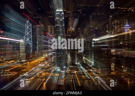 Una vista dinamica con zoom del porto dell'isola di Hong Kong di notte Foto Stock