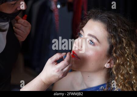 Parigi, Francia. 22 maggio 2021. Sessione di trucco backstage per Laura Druot prima dello spettacolo Arty durante la presentazione del progetto MAKE ART COVID ART Foto Stock