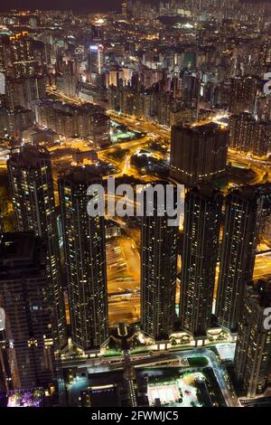 Vista notturna di edifici e autostrade densamente popolati a Hong Kong, RPC Foto Stock