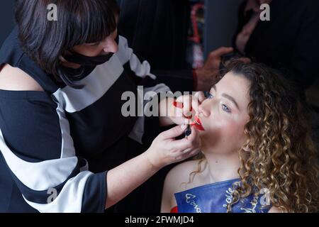 Parigi, Francia. 22 maggio 2021. Sessione di trucco backstage per Laura Druot prima dello spettacolo Arty durante la presentazione del progetto MAKE ART COVID ART Foto Stock