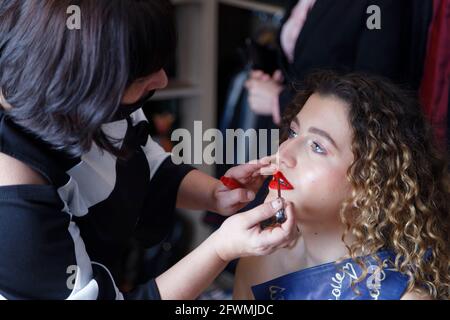 Parigi, Francia. 22 maggio 2021. Sessione di trucco backstage per Laura Druot prima dello spettacolo Arty durante la presentazione del progetto MAKE ART COVID ART Foto Stock