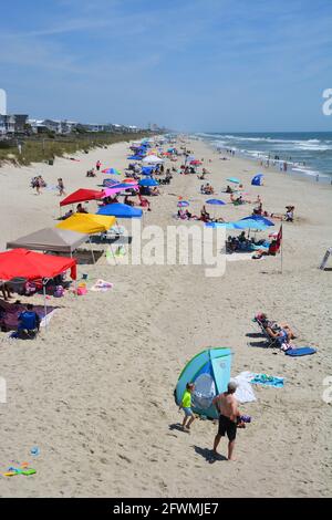 Le folle riempiono la spiaggia di Kure Beach, North Carolina. Foto Stock