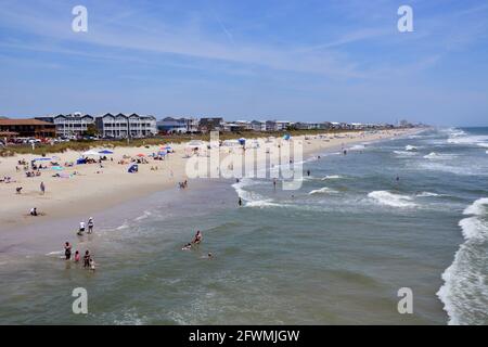 Le folle riempiono la spiaggia di Kure Beach, North Carolina. Foto Stock