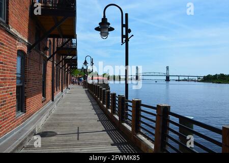 La passeggiata sul fiume Cape Fear nel centro storico di Wilmington, Carolina del Nord. Foto Stock