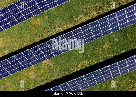 Il pannello solare produce energia verde e rispettosa dell'ambiente. Foto Stock