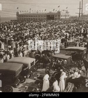 Grandi folle di vacanze guardando la sfilata annuale del bambino, casinò in distanza, Asbury Park, NJ, Stati Uniti, circa 1907 Foto Stock