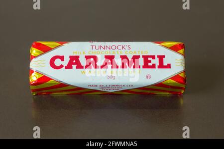 Latte di Townock cioccolato rivestito di cialda di caramello Biscuit 30 g Bar su sfondo marrone scuro Foto Stock