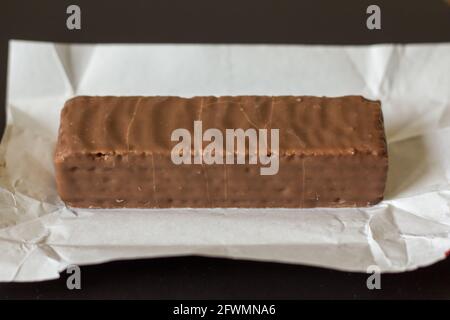 Cialda di cialda di caramello rivestita con cioccolato al latte 30 g barra non avvolta Foto Stock