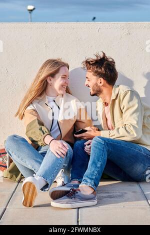 Giovane coppia multirazziale sorridendo e divertendosi Foto Stock