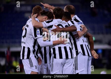 Bologna, Italia. 23 maggio 2021. I giocatori della Juventus festeggiano dopo un gol durante la Serie A Football Match tra il Bologna FC e la Juventus FC allo stadio Renato Dall'Ara di Bologna (Italia), 19 maggio 2021. Photo Federico Tardito/Insifefoto Credit: Insifefoto srl/Alamy Live News Foto Stock