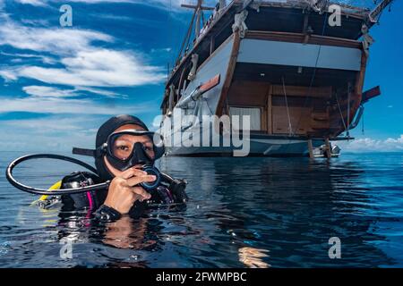 Donna che si prepara ad immergersi in Raja Ampat Foto Stock