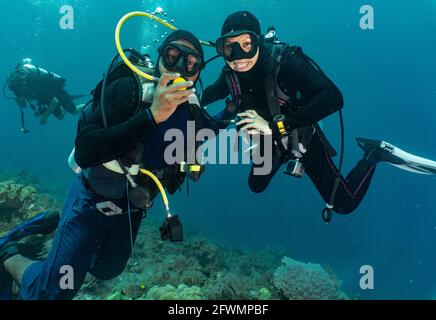 Subacquei che condividono l'aria in formazione di emergenza in Raja Ampat / Indonesia Foto Stock