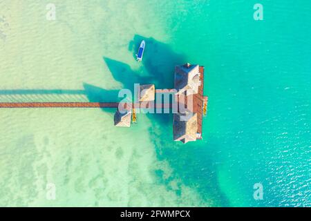 Vista aerea dall'alto dal drone di un lussuoso tropicale isola p Foto Stock