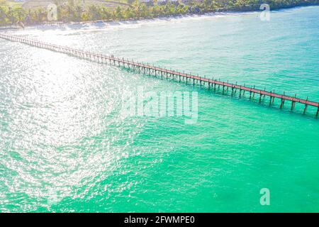 Vista aerea dall'alto dal drone di un lussuoso tropicale isola p Foto Stock