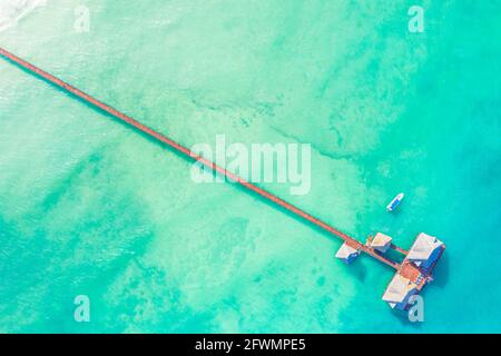 Vista aerea dall'alto dal drone di un lussuoso tropicale isola p Foto Stock