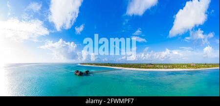 Vista aerea dell'isola delle Maldive, resort di lusso con ville sull'acqua e Foto Stock