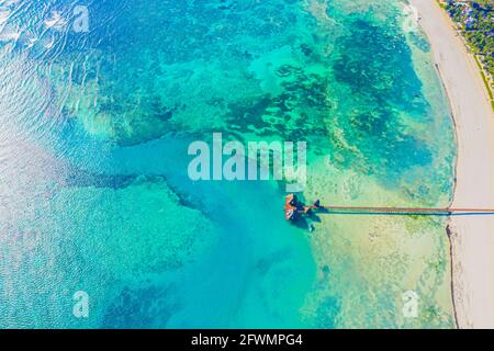 Vista aerea dell'isola delle Maldive, resort di lusso con ville sull'acqua e Foto Stock