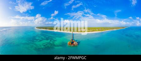 Vista aerea dell'isola delle Maldive, resort di lusso con ville sull'acqua e Foto Stock