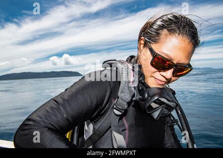 Donna che si prepara per un tuffo in Raja Ampat / Indonesia Foto Stock