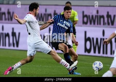 BERGAMO, ITALIA - MAGGIO 23: Davide Calabria di AC Milana e Matteo Pessina di Atalanta BC durante la Serie A match tra Atalanta Bergamo e AC Milan allo stadio Gewiss il 23 maggio 2021 a Bergamo, Italia (Foto di Ciro Santangelo/Orange Pictures) Foto Stock