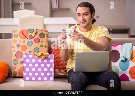 Giovane uomo nel concetto di Natale a casa Foto Stock