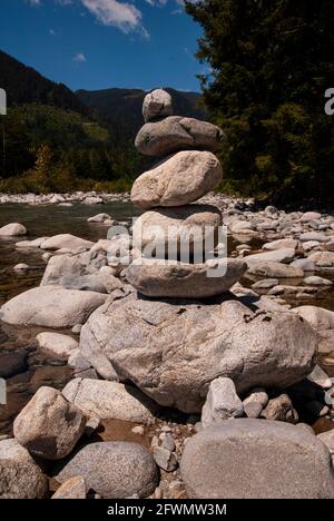 Arte dello stack rock a Norrish Creek a Dewdney, Mission, British Columbia, Canada Foto Stock