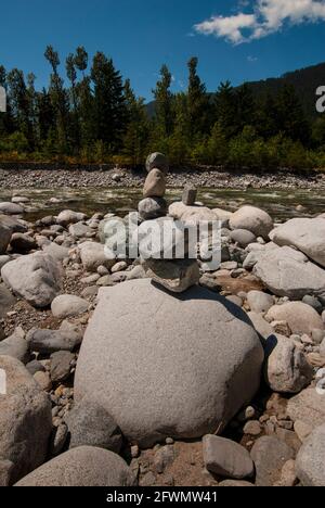 Arte dello stack rock a Norrish Creek a Dewdney, Mission, British Columbia, Canada Foto Stock