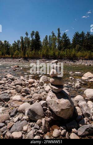 Arte dello stack rock a Norrish Creek a Dewdney, Mission, British Columbia, Canada Foto Stock