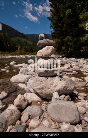 Arte dello stack rock a Norrish Creek a Dewdney, Mission, British Columbia, Canada Foto Stock