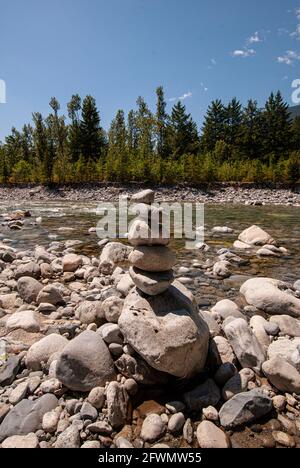 Arte dello stack rock a Norrish Creek a Dewdney, Mission, British Columbia, Canada Foto Stock