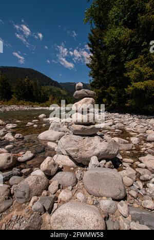 Arte dello stack rock a Norrish Creek a Dewdney, Mission, British Columbia, Canada Foto Stock