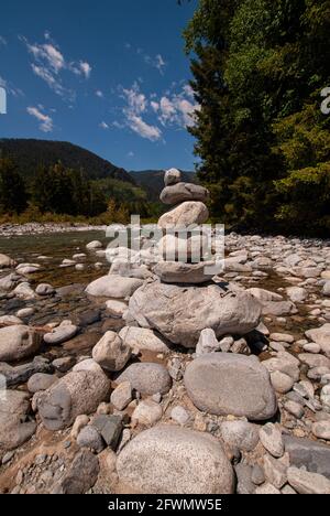 Arte dello stack rock a Norrish Creek a Dewdney, Mission, British Columbia, Canada Foto Stock