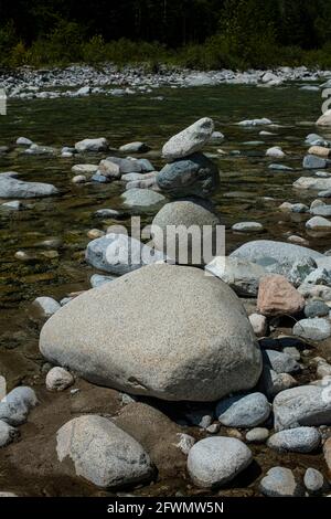 Arte dello stack rock a Norrish Creek a Dewdney, Mission, British Columbia, Canada Foto Stock